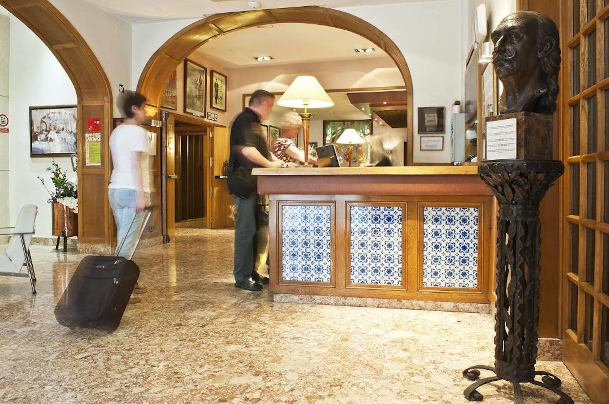 Hotel Duran Figueres  Buitenkant foto